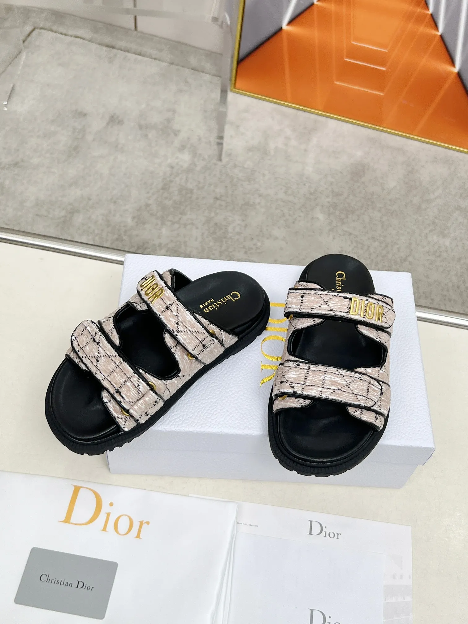 👟👟Ex-factory price 480👟👟Dior👏👏New classic style. 🔥Purchasing-level qualityThick-soled slippers popular in foreign counters. Upper➕Inner: original customized material, original mold opening of sole 1.1 (lightweight, code number 35-40 (41/42 can be customized)
